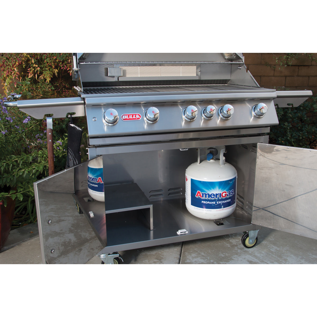 Bull Brahma 38 5 Burner Free Standing Gas Grill Lifestyle 6