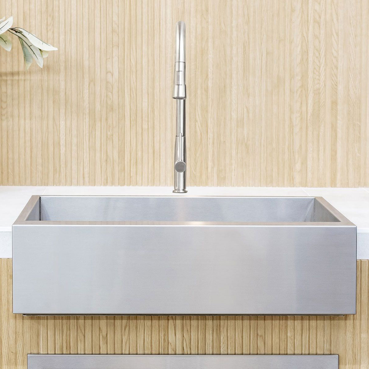 Summerset 32-Inch Outdoor Rated Farmhouse Sink and Faucet Package4