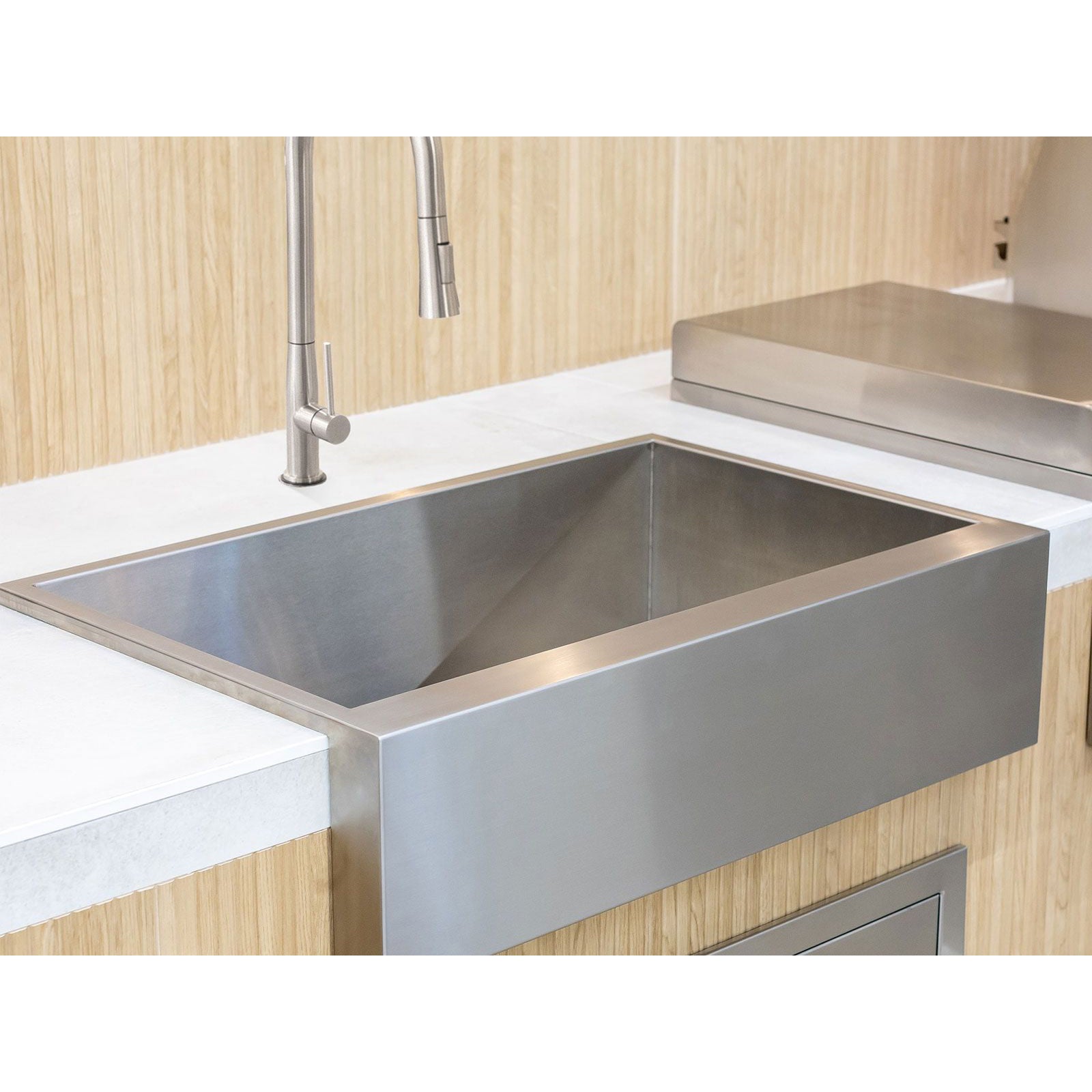 Summerset 32-Inch Outdoor Rated Farmhouse Sink and Faucet Package6