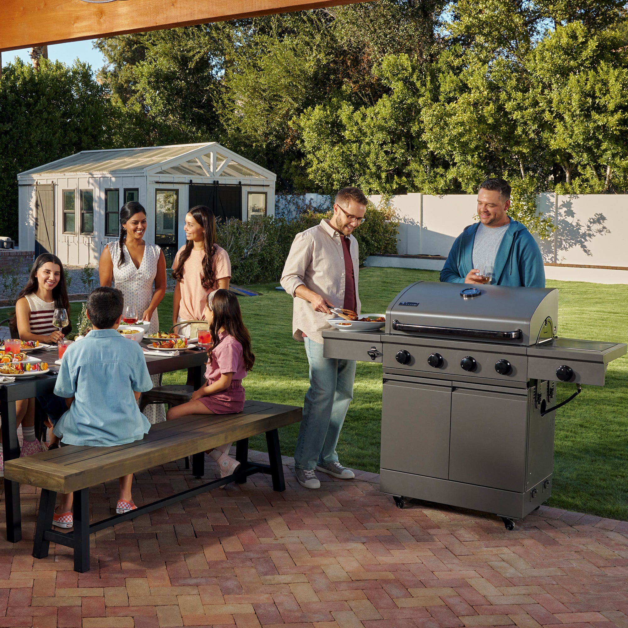 Tytus Grill 4-Burner Gas Grill Lifestyle2
