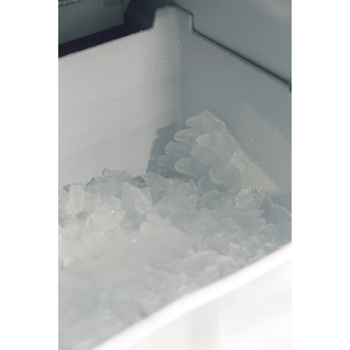 Summerset 15" 50 Lb. Outdoor Rated Cube Ice Maker clear cube ice in the storage bin