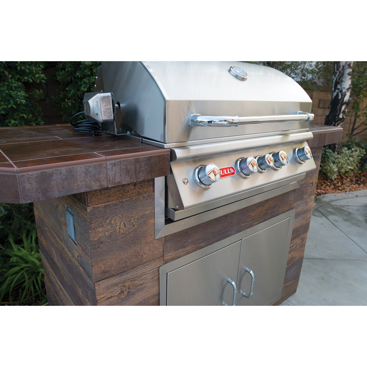 Bull Angus 30 4 Burner Built In Gas Grill Lifestyle 4