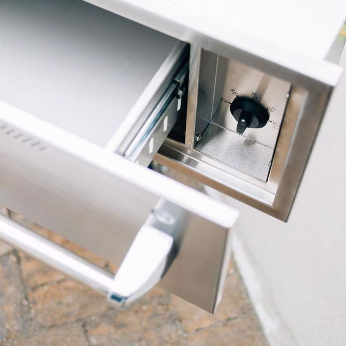 Summerset 36-Inch Built-In 120V Electric Outdoor Warming Drawer3